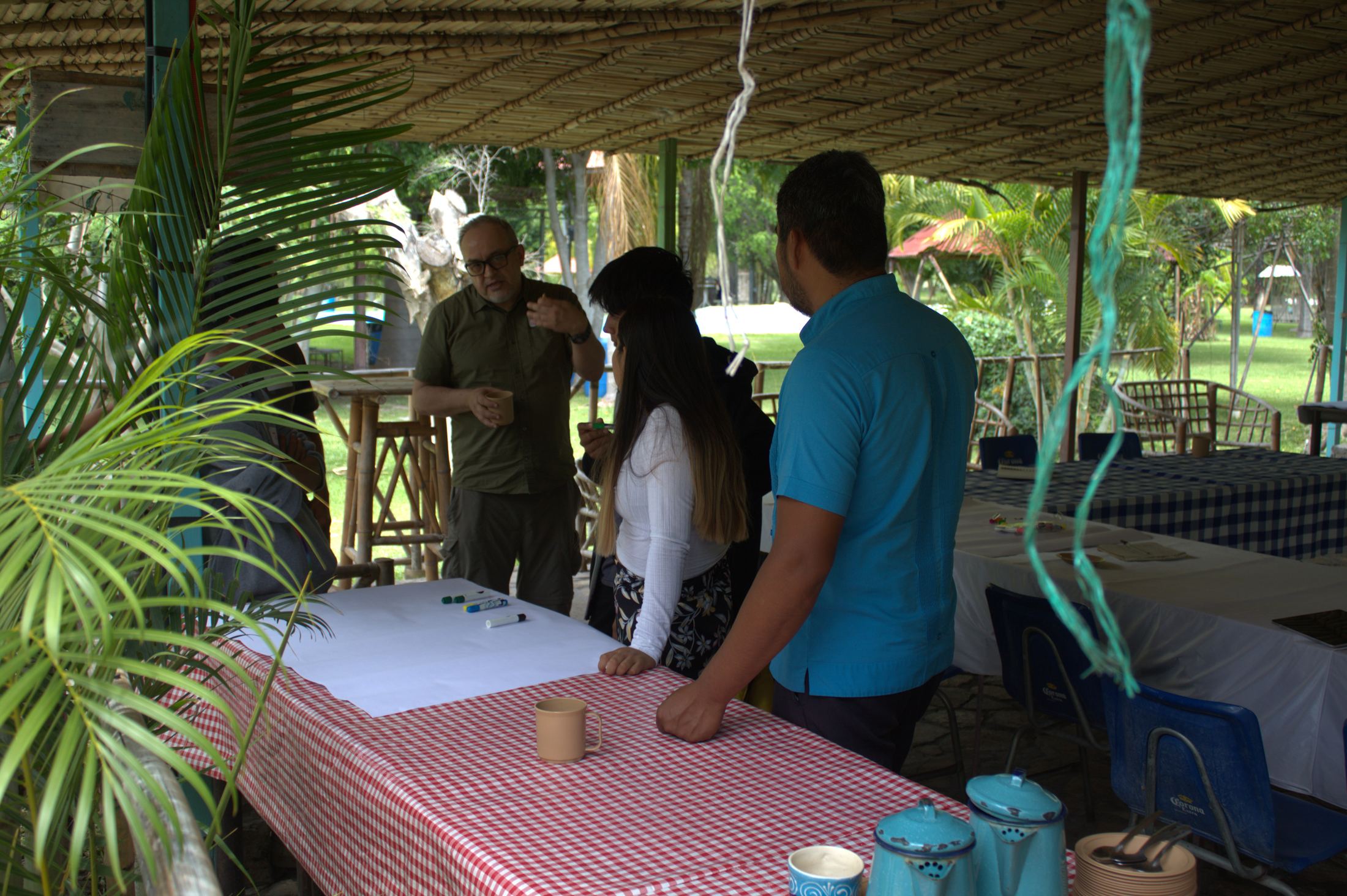 Productores conversando alrededor de una mesa al aire libre
