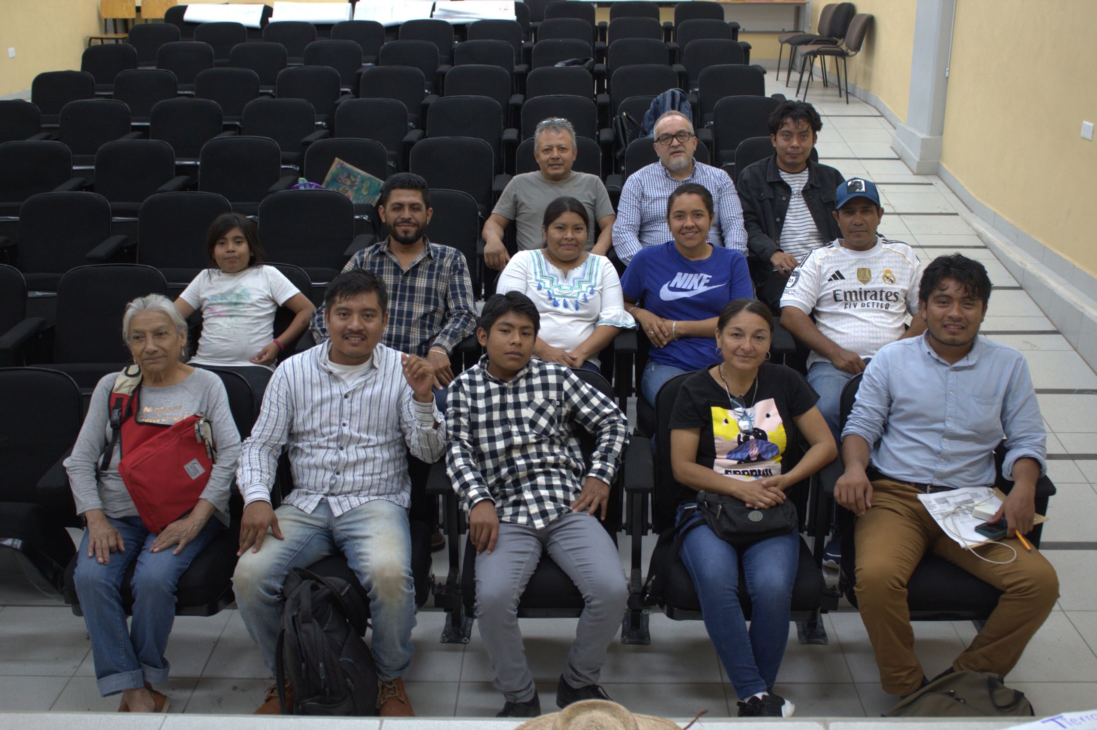 Grupo de participantes de una comunidad reunidos en un auditorio