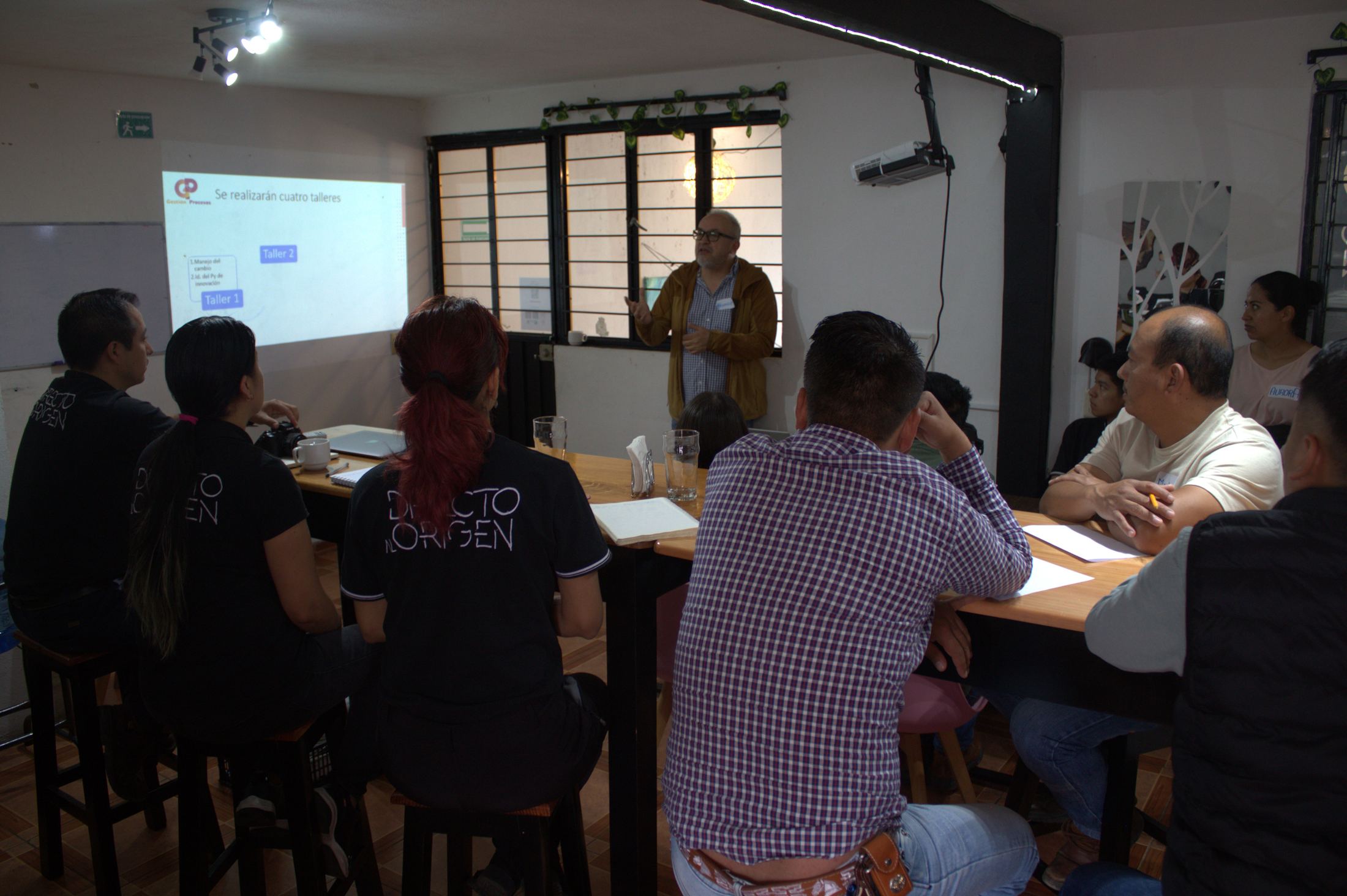 Reunión de trabajo entre un equipo técnico y representantes de una empresa