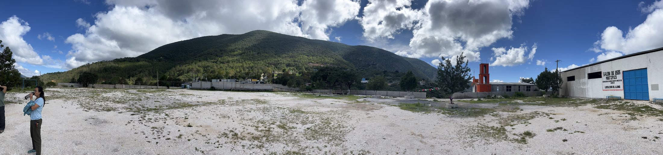 Valle agrícola entre montañas, sesión de campo con un equipo de extensionistas